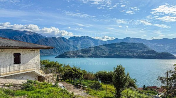 casa indipendente in vendita a Tavernola Bergamasca in zona Cambianica