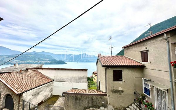 casa indipendente in vendita a Tavernola Bergamasca