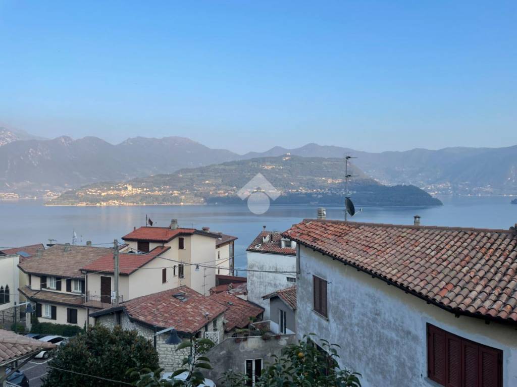 casa indipendente in vendita a Tavernola Bergamasca in zona Cambianica