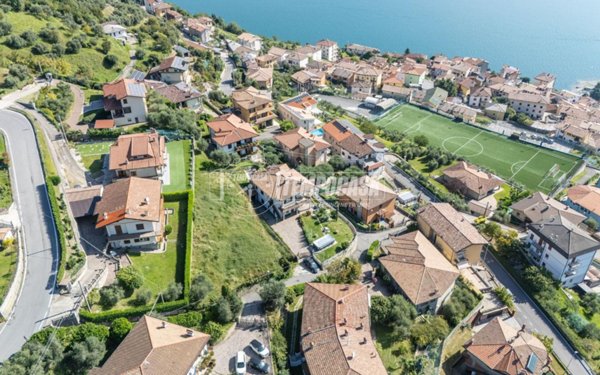 terreno edificabile in vendita a Tavernola Bergamasca