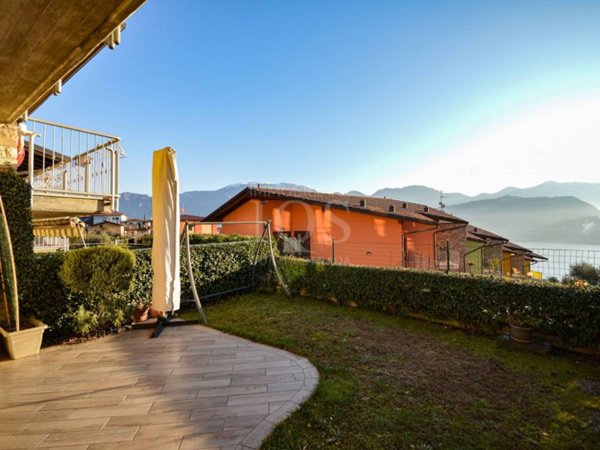 casa indipendente in vendita a Tavernola Bergamasca in zona Cambianica