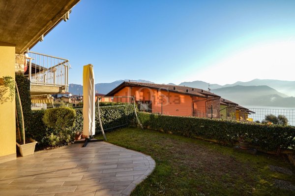 casa indipendente in vendita a Tavernola Bergamasca in zona Cambianica