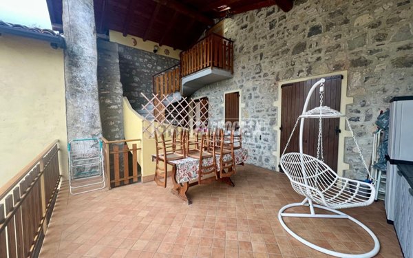 appartamento in vendita a Tavernola Bergamasca in zona Cambianica