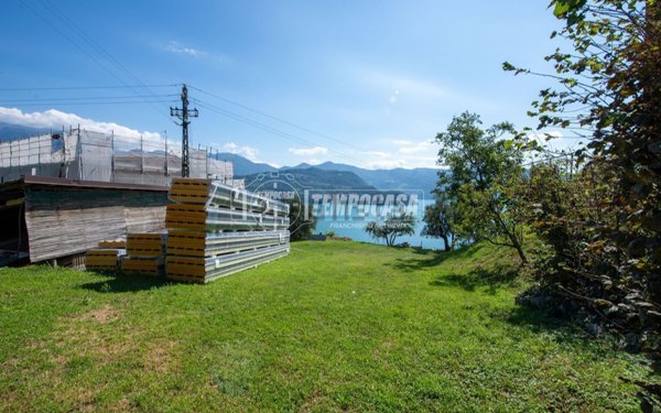 terreno edificabile in vendita a Tavernola Bergamasca