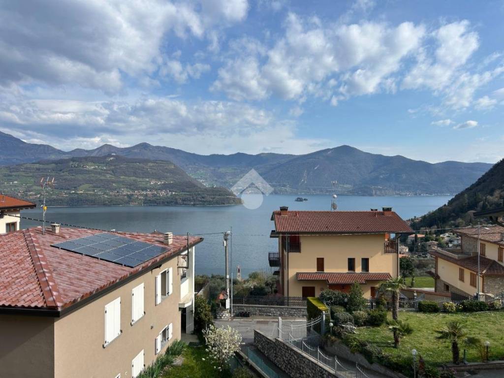 appartamento in vendita a Tavernola Bergamasca