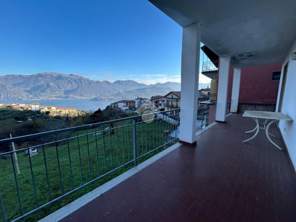 casa indipendente in vendita a Tavernola Bergamasca in zona Cambianica