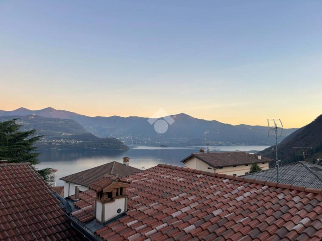 appartamento in vendita a Tavernola Bergamasca in zona Cambianica