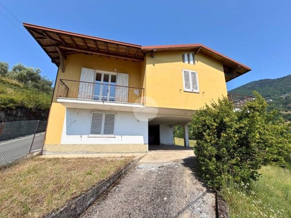 casa indipendente in vendita a Tavernola Bergamasca in zona Cambianica