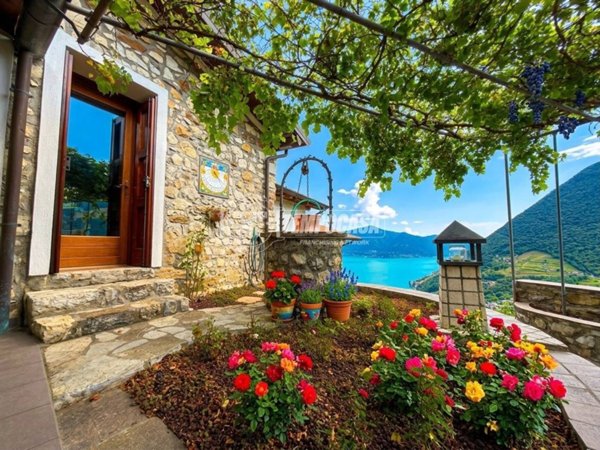 casa indipendente in vendita a Tavernola Bergamasca in zona Cambianica