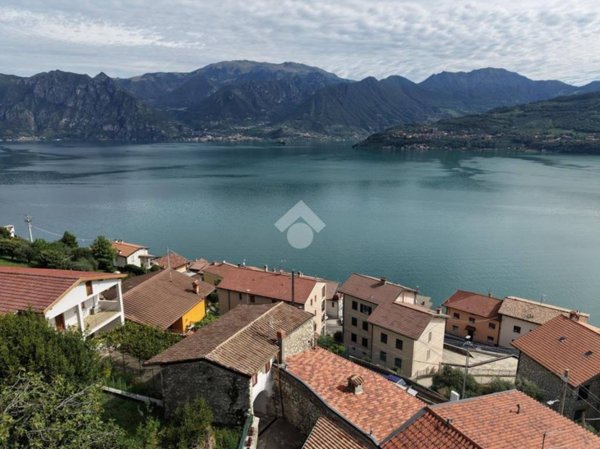 appartamento in vendita a Tavernola Bergamasca in zona Cambianica