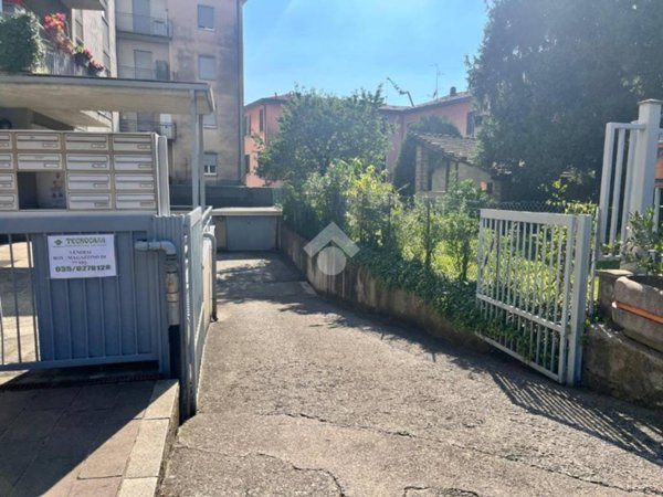 locale di sgombero in vendita a Torre Boldone