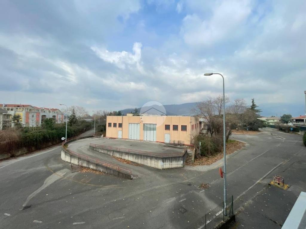 locale commerciale in vendita a Torre Boldone