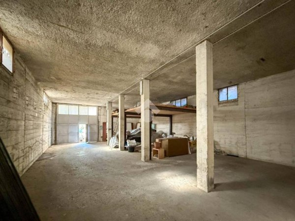 locale commerciale in vendita a Torre de' Busi in zona San Gottardo