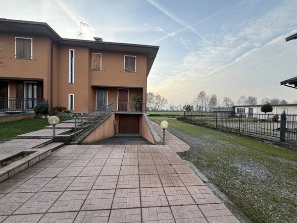 casa indipendente in vendita a Torre Pallavicina in zona Villanuova