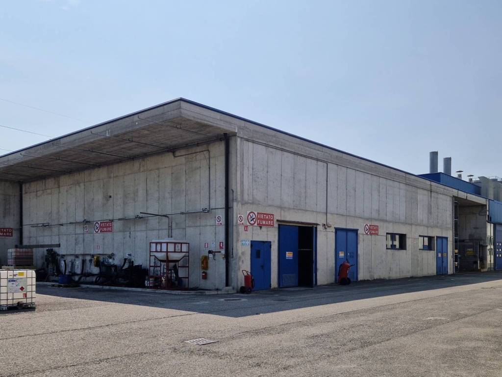 locale commerciale in vendita a Treviglio