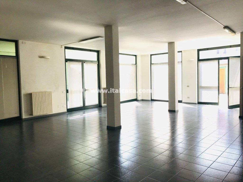 negozio in vendita a Treviglio