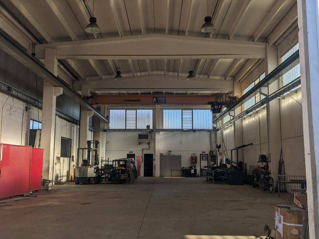 locale commerciale in vendita a Treviglio