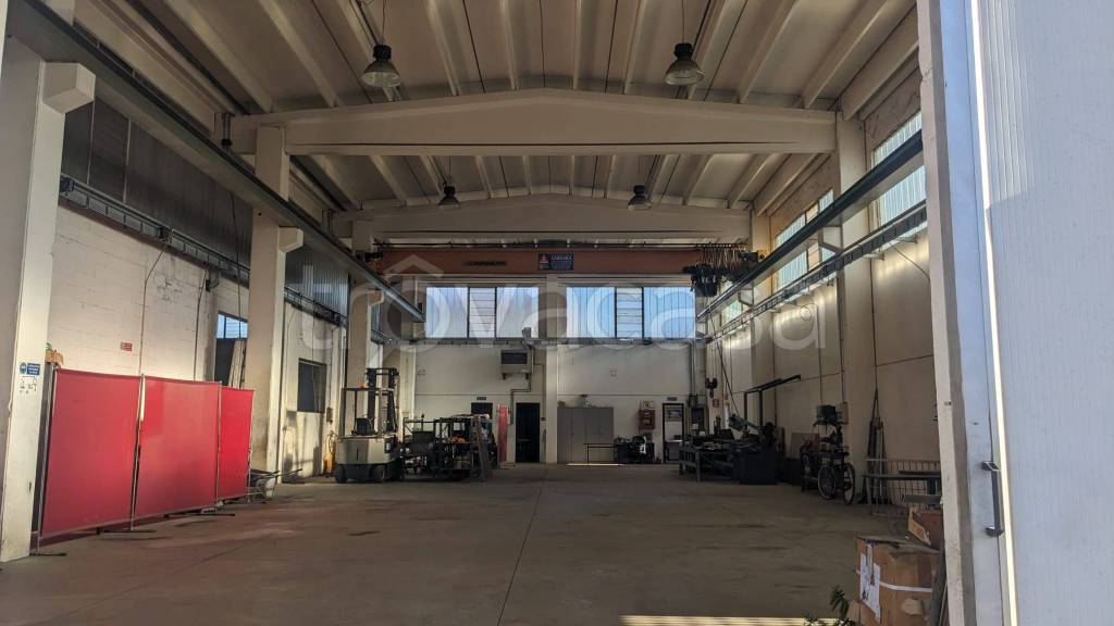 locale commerciale in vendita a Treviglio