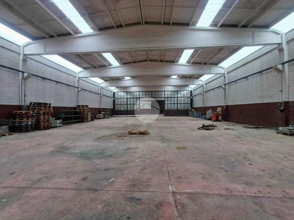 locale commerciale in vendita a Treviglio