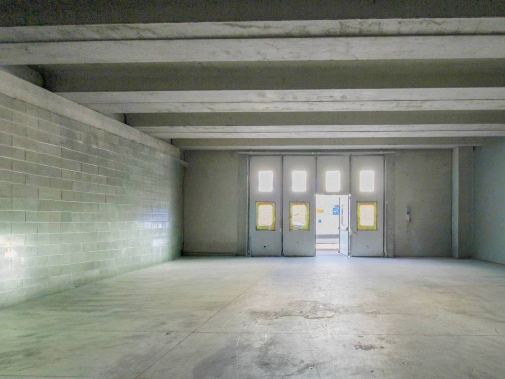 locale commerciale in vendita a Treviglio