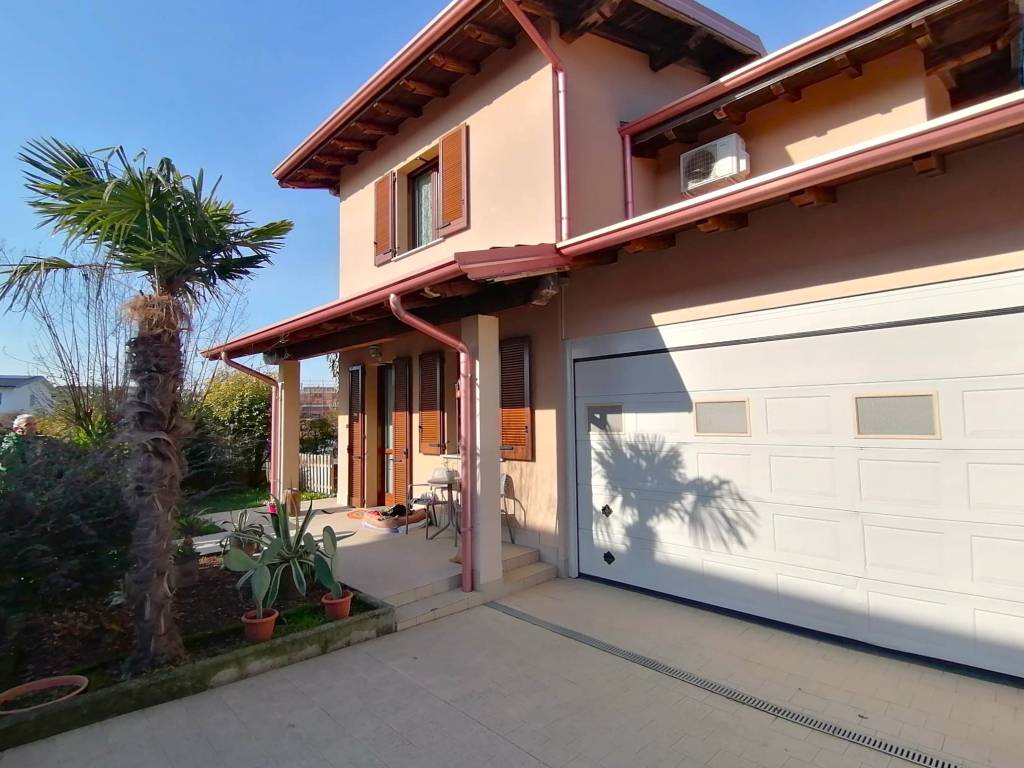 casa indipendente in vendita a Treviglio