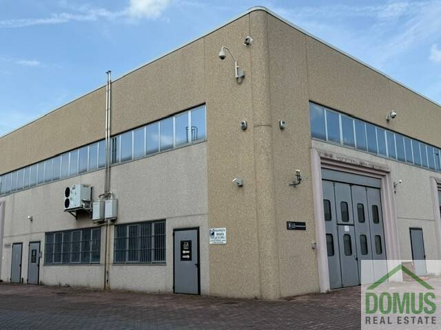 locale commerciale in vendita a Treviglio