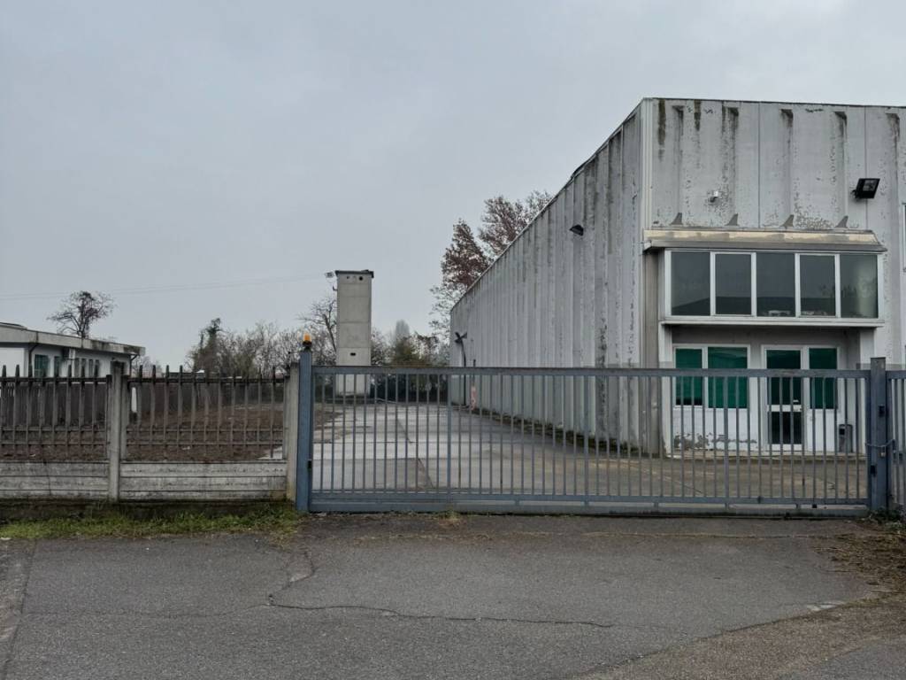locale commerciale in vendita a Treviglio