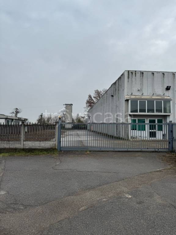 locale commerciale in vendita a Treviglio