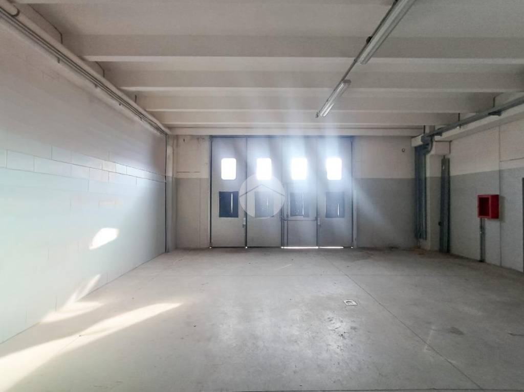 locale commerciale in vendita a Treviglio