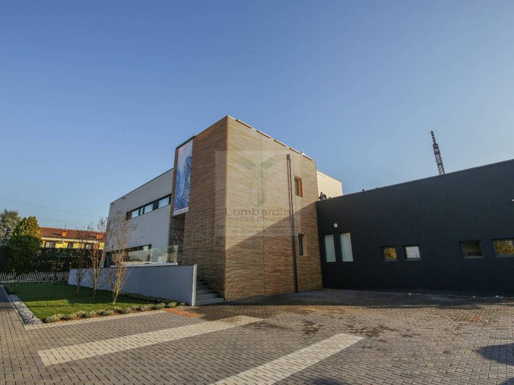 locale commerciale in vendita a Treviglio