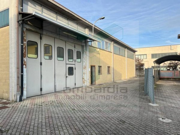 locale commerciale in vendita a Treviglio