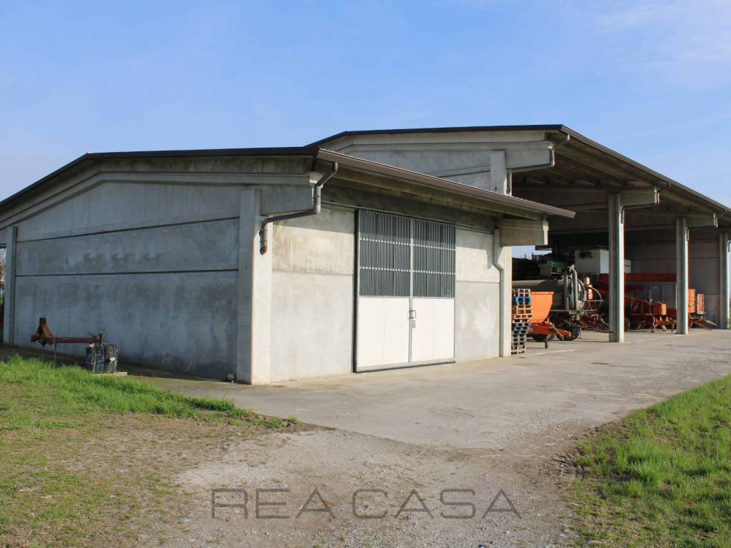 locale commerciale in vendita a Treviglio