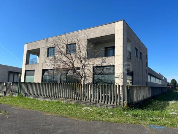 locale commerciale in vendita a Treviglio