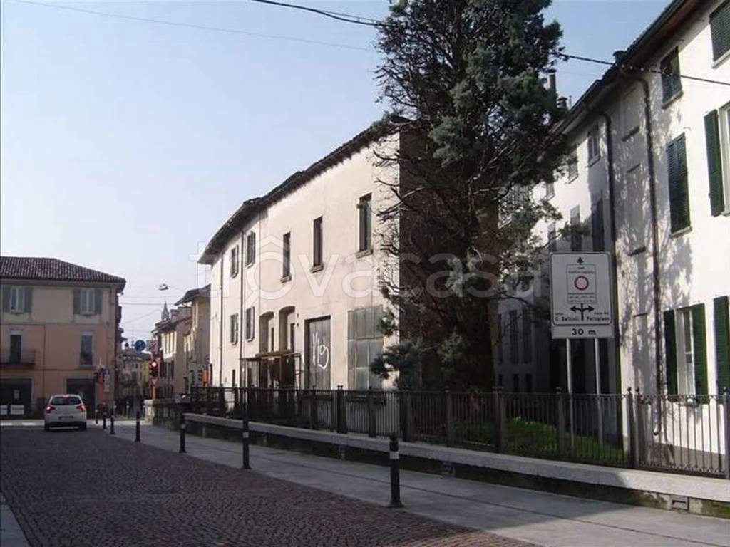 locale commerciale in vendita a Treviglio