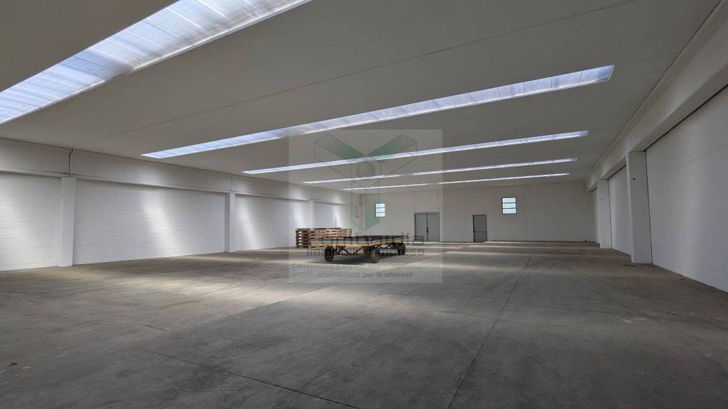 locale commerciale in vendita a Treviglio