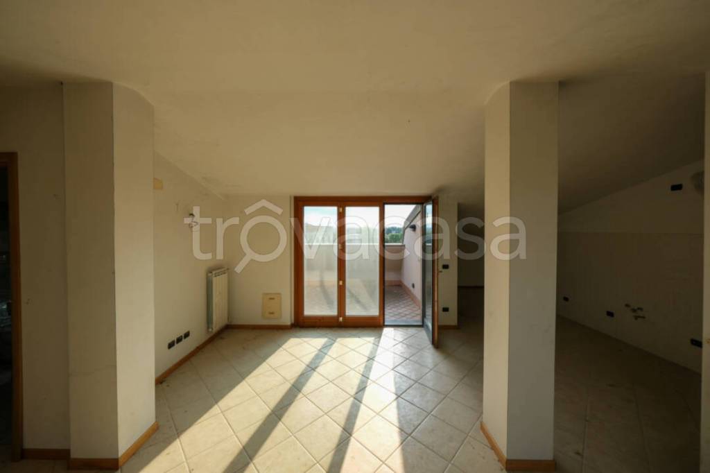 locale commerciale in vendita a Treviglio