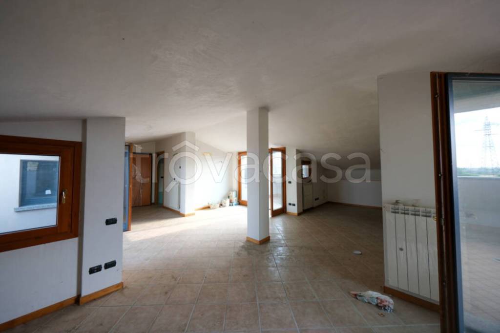 locale commerciale in vendita a Treviglio