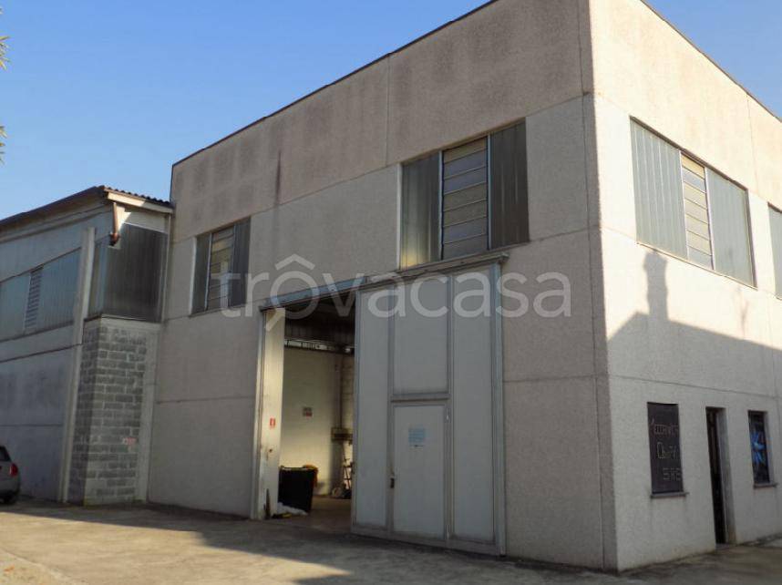 locale commerciale in vendita a Treviglio in zona Geromina