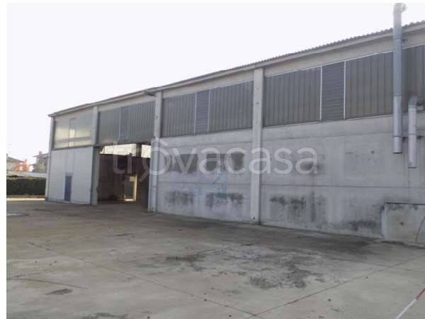 locale commerciale in vendita a Treviglio in zona Geromina