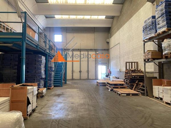 locale commerciale in vendita a Treviglio in zona Pezzoli