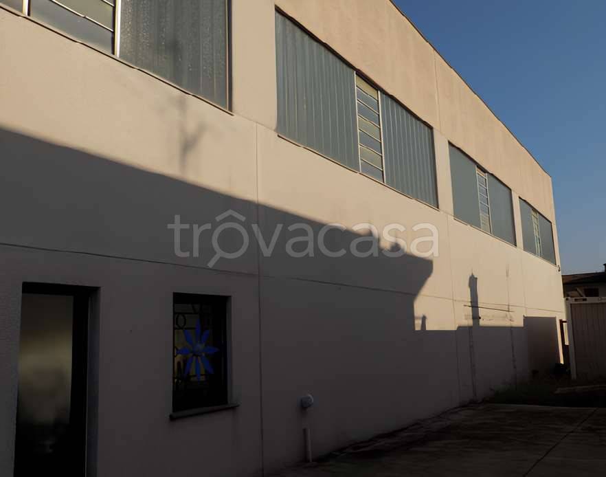 locale commerciale in vendita a Treviglio in zona Geromina