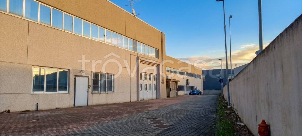 locale commerciale in vendita a Treviglio