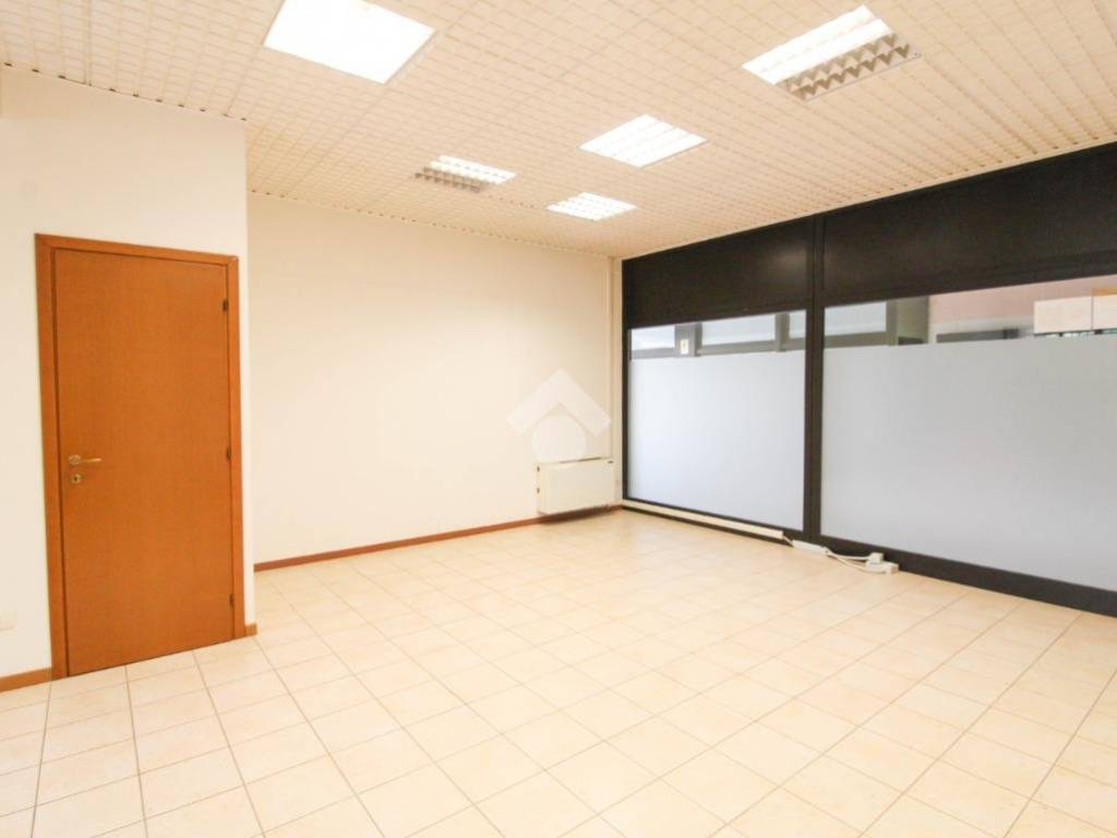 negozio in vendita a Treviolo