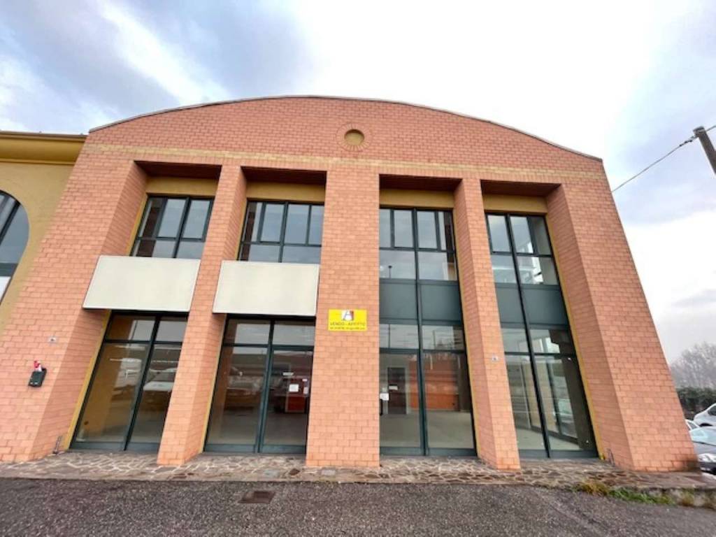 negozio in vendita a Treviolo