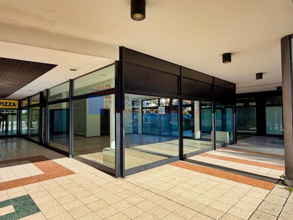 negozio in vendita a Treviolo