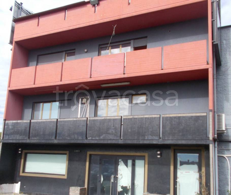 locale commerciale in vendita a Treviolo