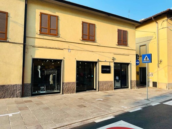 negozio in vendita a Treviolo in zona Curnasco