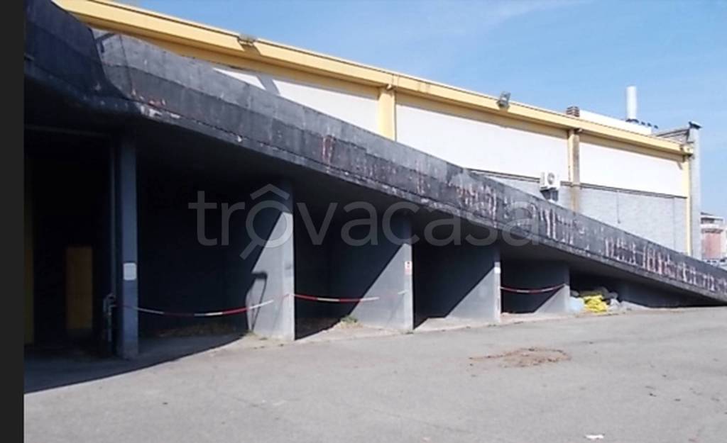 locale commerciale in vendita a Treviolo