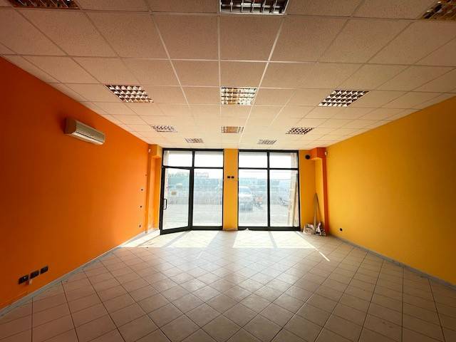 negozio in vendita a Treviolo