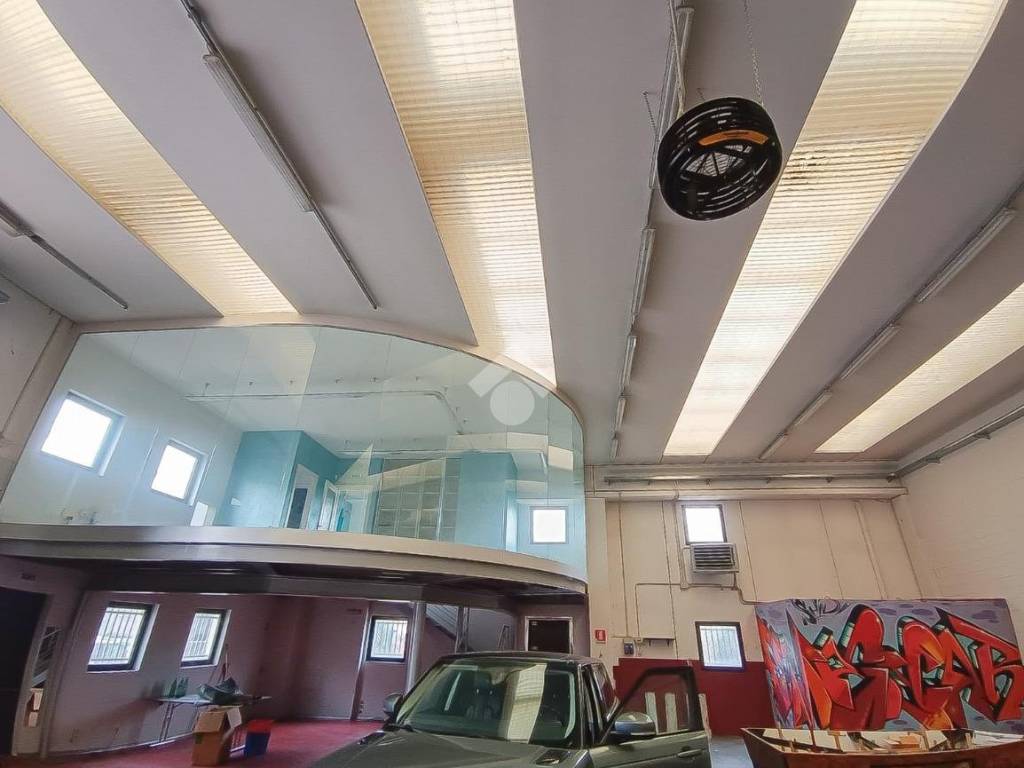 locale commerciale in vendita a Treviolo